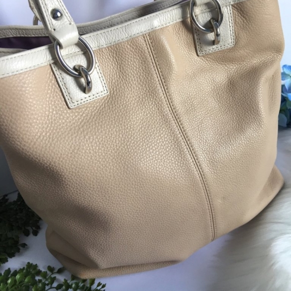COACH | CARRYALL SHOULDER PEBBLED LEATHER TOTE - Picture 7 of 8